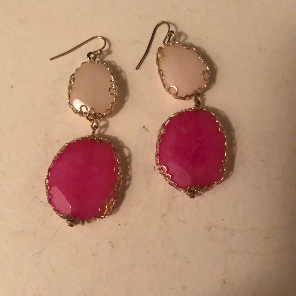 Gorgeous pair of earrings.